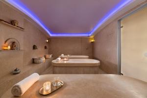 Koupelna v ubytování Acandia Hotel