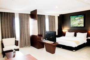 TV a/nebo společenská místnost v ubytování Noormans Hotel Semarang