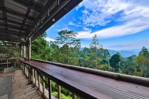 balcone di una casa con vista sulla foresta di Sanda Eco Cabins by AGATA a Padangan