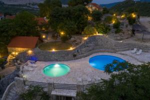 Bazén v ubytování Rustical Resort Kokorići with Shared Outdoor Swimming Pool nebo v jeho okolí