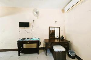 Habitación con escritorio y espejo. en Thai Gallery Baantawai, en Chiang Mai 19 fotos más