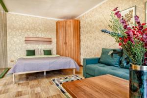 una sala de estar con una cama y un sofá en Lermontov apartments - Traveler's Choice in the City Center, en Almaty