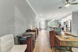 Ruang duduk di 632 Palmetto Place - Wildlight home +59 gambar