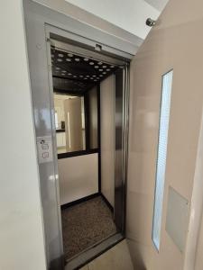 un ascensor en una habitación con espejo en Villa Dorada Beach Alicante, en Alicante 93 fotos más