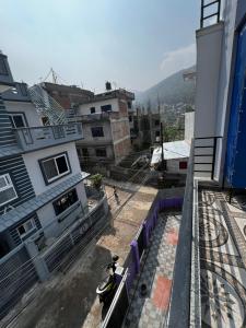 une personne à bord d'une moto sur un balcon d'un bâtiment dans l'établissement Bista Niwas, à Bhaktapur