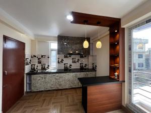 une cuisine avec un comptoir et un plan de travail dans l'établissement Bista Niwas, à Bhaktapur