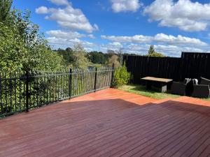 Μπαλκόνι ή βεράντα στο Fabulous River View - Brand New House In Hamilton