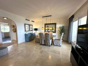 Televízia a/alebo spoločenská miestnosť v ubytovaní Apartments Bermuda Beach