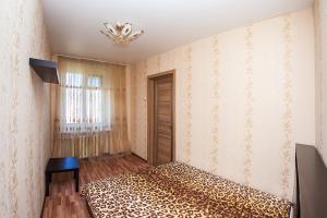 ノヴォシビルスクにあるNSK-Kvartirka, Apartment Marksa 19のベッドルーム1室(ベッド1台、シャンデリア付)