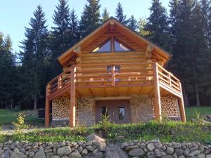 a log cabin with a wooden roof at Nyugalom Rönkhàz in Mureş-Sat +13 photos