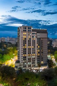 un edificio alto con luci accese in una città di Hyatt Place Nairobi Westlands a Nairobi