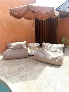 a room with two beds and an umbrella at Pacific Sun Bargara in Bargara