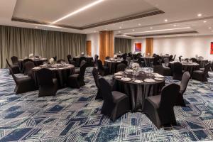 una sala da ballo con tavoli e sedie in una stanza di Hyatt Place Nairobi Westlands a Nairobi Altre 37 foto