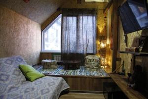 ゲレンジークにあるГостевой дом Акбаль Ахауのベッドルーム1室(ベッド1台、窓、テーブル付)