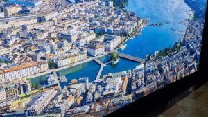 日内瓦Blue-Lake View的有河流和建筑物的城市景观