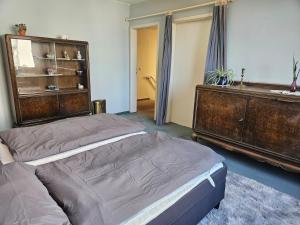 ein Schlafzimmer mit einem großen Bett und einer Kommode in der Unterkunft Bremens Herz Weser und Stadion in Bremen