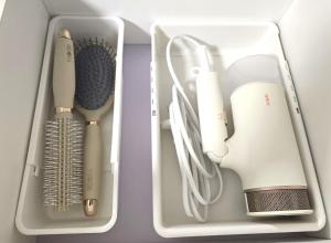 a box with various kitchen utensils in it at Stay Chic 황리단길 룸3 침대5 에어컨4 에어랩 건식사우나 동궁과월지 in Gyeongju