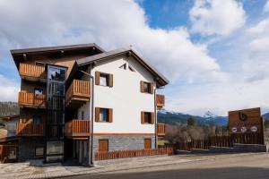 a building with balconies on the side of it at Hotel Unik in Statjunea Borsa