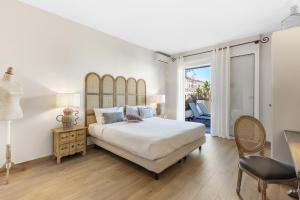a bedroom with a bed and a table and a chair at Hôtel La Villa Sainte Valérie Adults Only in Juan-les-Pins