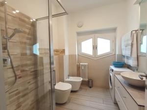 Koupelna v ubytování The Boulevard Alcove semi-central&quiet suite, with balcony!