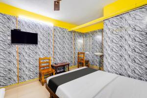 Televiisor ja/või meelelahutuskeskus majutusasutuses Super Hotel O Heritage Town Formerly Vasavi