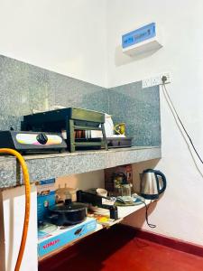 une cuisine avec un comptoir avec une cuisinière dans l'établissement Windy Oasis, à Hikkaduwa