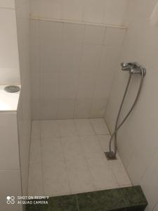 una doccia con soffione in un bagno di Θέτιδα House a Skiros