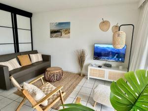 ein Wohnzimmer mit Sofa und Fernseher in der Unterkunft Zeeparel in Nieuwpoort