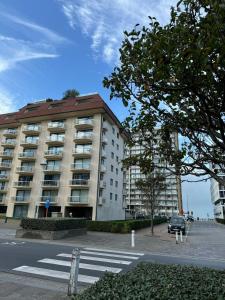 ein großes Gebäude mit einem davor geparkten Auto in der Unterkunft Zeeparel in Nieuwpoort