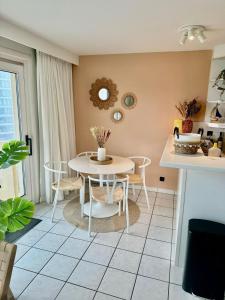 eine Küche und ein Esszimmer mit Tisch und Stühlen in der Unterkunft Zeeparel in Nieuwpoort + 7 Fotos