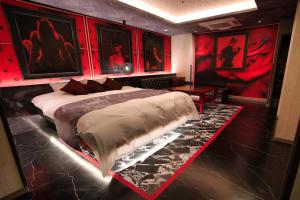 Кровать или кровати в номере HOTEL The KAISER -全室人工ラドン温泉-