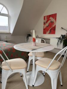 a white table and chairs in a room at Boutique Apartment in Freising, nahe München und Flughafen München in Freising