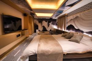 Кровать или кровати в номере HOTEL The KAISER -全室人工ラドン温泉-