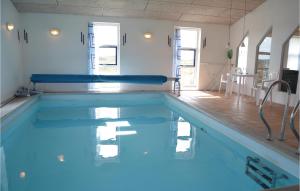 una piscina con acqua blu in una stanza di Awesome Home In Thisted With Sauna a Nørre Vorupør
