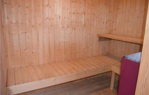 una sauna in legno con panchina di Awesome Home In Thisted With Sauna a Nørre Vorupør Altre 11 foto