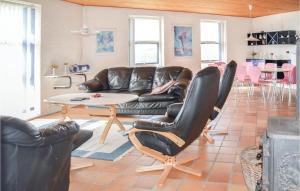 un soggiorno con un divano, sedie e un tavolo di Awesome Home In Thisted With Sauna a Nørre Vorupør
