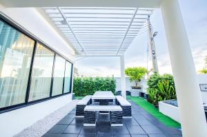 Ruang duduk di Level Flow pool villa Pattaya