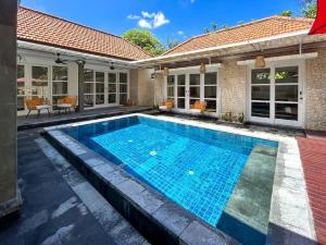 una piscina en el patio trasero de una casa en Vila Pantai Sanur, en Sanur