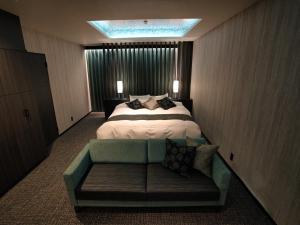Кровать или кровати в номере HOTEL The KAISER -全室人工ラドン温泉-