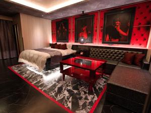 Гостиная зона в HOTEL The KAISER -全室人工ラドン温泉-