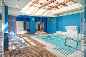 a jacuzzi tub in a room with blue walls at Hotel Cavallotti & Giotto in Montecatini Terme