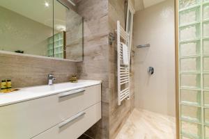 une salle de bain avec un lavabo et une douche dans l'établissement Wanderlust by MONHOLIDAY, à Monopoli 12 autres photos
