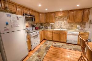 Η κουζίνα ή μικρή κουζίνα στο Eagle's Lake Retreat condo