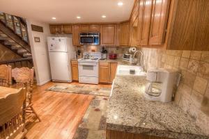 Η κουζίνα ή μικρή κουζίνα στο Eagle's Lake Retreat condo