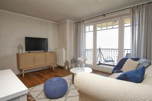 TV a/nebo společenská místnost v ubytování Ferienwohnung mit traumhaftem Meerblick - Haus am Meer FeWo 06