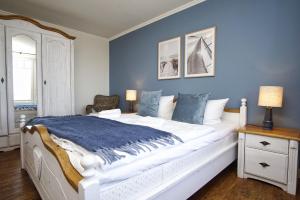 Postel nebo postele na pokoji v ubytování Ferienwohnung mit traumhaftem Meerblick - Haus am Meer FeWo 06