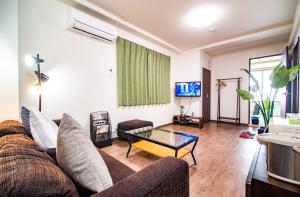 Una televisión o centro de entretenimiento en Aozora