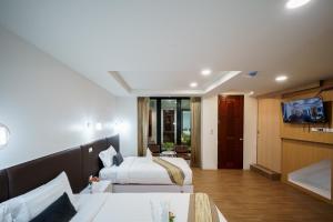 Ένα ή περισσότερα κρεβάτια σε δωμάτιο στο Silom Residence Khlonghae Hotel