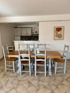 Kuchyň nebo kuchyňský kout v ubytování Appart 4/6 personnes, jardin, terrasse, vue mer