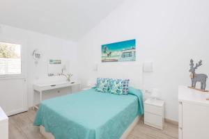ein weißes Schlafzimmer mit einem Bett und einem Schreibtisch in der Unterkunft Playa del Aguila Bungalow con Terraza Solarium in Maspalomas + 37 Fotos